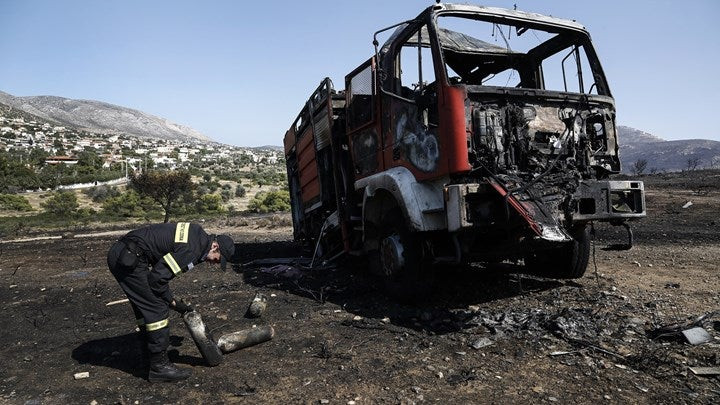 Υπό έλεγχο η φωτιά στην Ανάβυσσο – Το καμένο πυροσβεστικό όχημα (εικόνες)